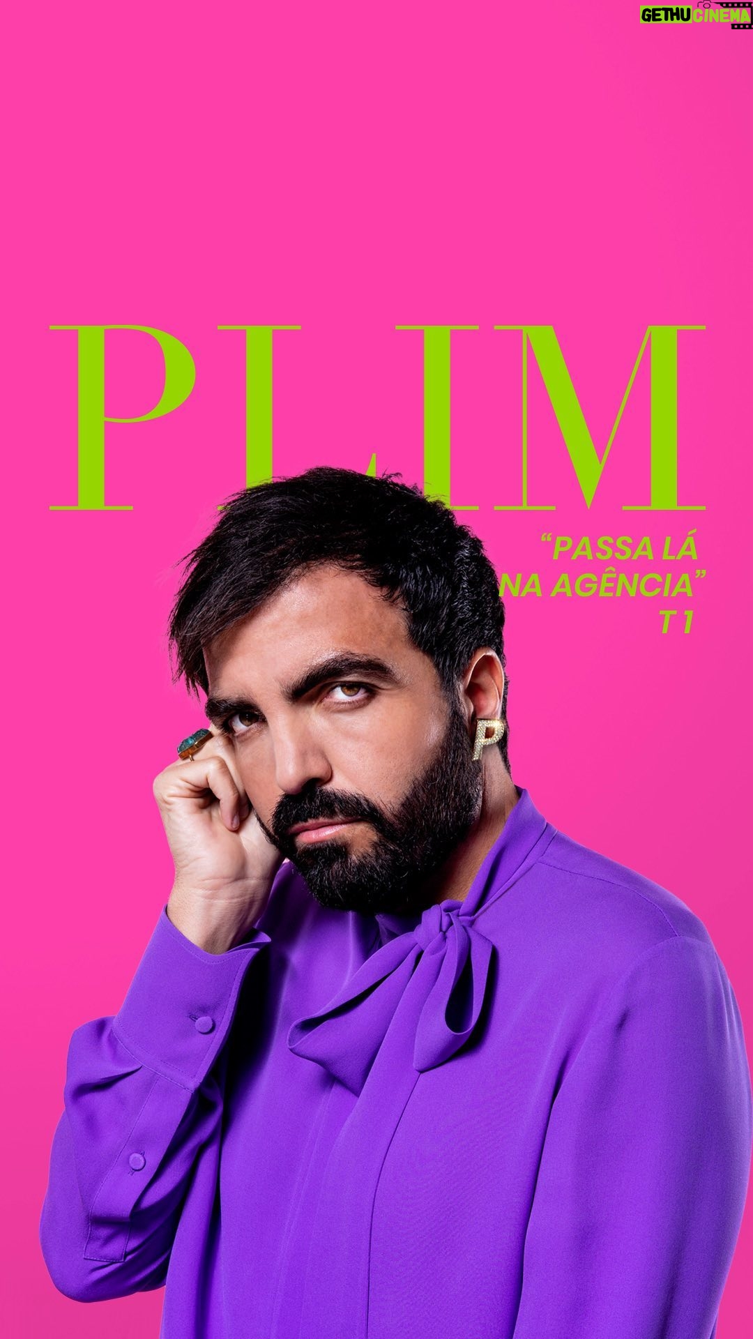 Salvador Martinha - 16.2K Likes - Esta comédia acompanha o dia-a-dia da PLIM, uma agência de influencers.
Plim e o fiel faz tudo, Ron Ron, lutam diariamente para conseguir as melhores campanhas para as suas 48 agenciadas mais chegadas.
Para além das conversas por telemóvel com a sua influencer predileta, a Van, assistimos, do princípio ao fim, à chegada da maior campanha de sempre. Para Van seria um sonho tornado realidade mas a marca quer uma influencer com mais buzz.
Uma influencer surpresa será convidada a passar na agência a cada espectáculo.
Será que PLIM vai fechar com outra influencer só para conseguir a campanha? O que acha Van da entrada de uma nova agenciada?
Ela sabe disto?
Enfim, já estamos cheias de nervos.