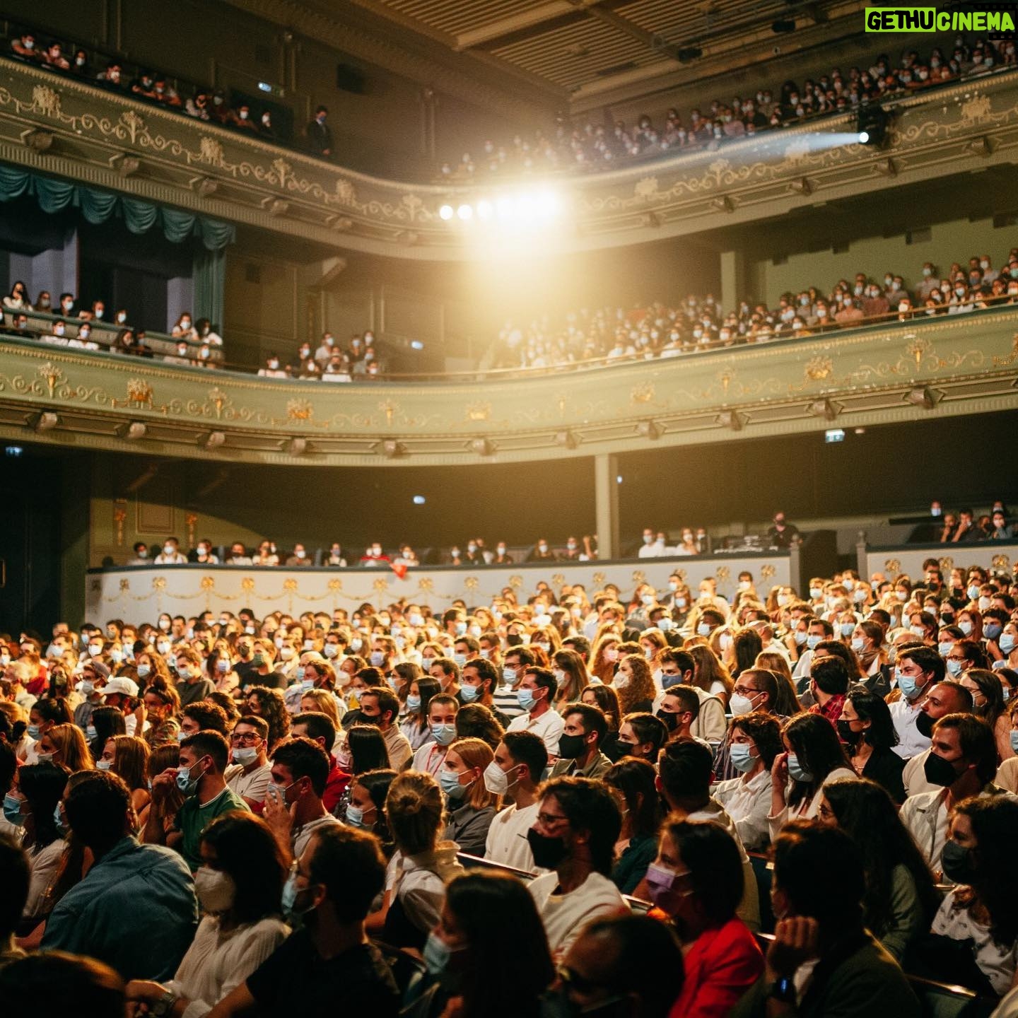 Salvador Martinha - 11.8K Likes - Que team 🥑.
Muito obrigado a estes excelentes convidados e ao enorme público que
rebentou o Tivoli. Hoje estou feliz e para festejar vamos abrir mais duas datas em Lisboa e uma no Porto. 📸 Chapas @luisnobreguedes