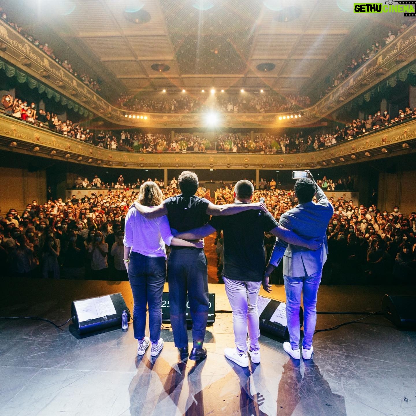 Salvador Martinha - 11.8K Likes - Que team 🥑.
Muito obrigado a estes excelentes convidados e ao enorme público que
rebentou o Tivoli. Hoje estou feliz e para festejar vamos abrir mais duas datas em Lisboa e uma no Porto. 📸 Chapas @luisnobreguedes