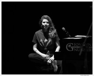 Salvador Sobral Instagram - Napoli, mi fai bene 

Sono stati tre giorni di pura connessione: Con la città meravigliosamente caotica , con la mia morosa e , certo, con vuoi, il publico . 

Grazie mille al grande @enzogragnanielloreal per lasciarmi cantare con tè, maestro .

Ci vediamo il più presto possibile per favore!!!

📸 Ernesto Albano