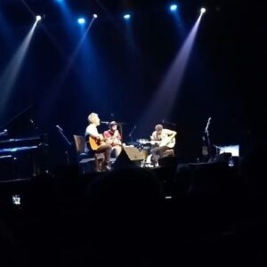 Salvador Sobral Instagram - Pensei que ninguém conhecia a minha música em POA e encontrei o público mais entusiasta do Brasil até ao momento !!!

Cantavam todas as canções e riram de todas as piadas . Gaucho é phoda mesmo!

Obrigado ao @vitorramil.satolep por cantar comigo e por compor música tão bonita e essencial.

E Foi tão especial poder cantar Lupicínio na sua casa .

O meu coração precisa de ter mais dois álbuns de fotografia emocional extra  para guardar as recordações todas que se estão a criar neste país …

Amanhã no RJ