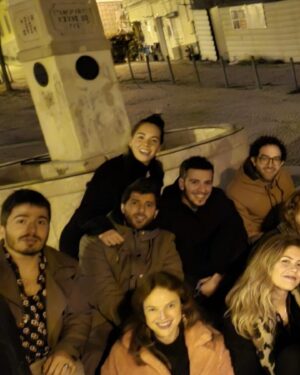 Salvador Sobral Instagram - Obrigado a tod@s s que me parabenizaram no meu 34º aniversário .

E neste dia especial fiz o que mais gosto de fazer na vida : cant…. Jogar à bola!! Para mim a sensação de entrar no campo é muito parecida à de entrar no palco, uma adrenalina  desmedida.

Como se isso não bastasse, o meu amigo @andremonasantos ( com a preciosíssima ajuda do queridíssimo @franciscovgguimaraes ) deu-me o melhor presente que já recebi na vida- a jersey AUTOGRAFADA do melhor jogador do mundo - Bernardo Silva . 

Swipe right para a minha única boa jogada  no jogo. Acusei o peso da camisola e não joguei como gostaria. O @music_joelsilva falhou o golo mas a jogada ficou bonita. Na baliza contrária estava a @__claralacerda__  que quase não deixou entrar nenhuma bola .

3- foto do jantar de amigues 

Such a perfect day…
