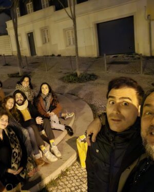 Salvador Sobral Instagram - Obrigado a tod@s s que me parabenizaram no meu 34º aniversário .

E neste dia especial fiz o que mais gosto de fazer na vida : cant…. Jogar à bola!! Para mim a sensação de entrar no campo é muito parecida à de entrar no palco, uma adrenalina  desmedida.

Como se isso não bastasse, o meu amigo @andremonasantos ( com a preciosíssima ajuda do queridíssimo @franciscovgguimaraes ) deu-me o melhor presente que já recebi na vida- a jersey AUTOGRAFADA do melhor jogador do mundo - Bernardo Silva . 

Swipe right para a minha única boa jogada  no jogo. Acusei o peso da camisola e não joguei como gostaria. O @music_joelsilva falhou o golo mas a jogada ficou bonita. Na baliza contrária estava a @__claralacerda__  que quase não deixou entrar nenhuma bola .

3- foto do jantar de amigues 

Such a perfect day…