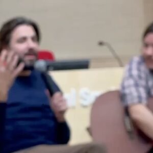 Salvador Sobral Instagram - No dia anterior ao concerto no Gran Teatre Del Liceu - possivelmente dos concertos mais importantes da minha curta carreira -  fui convidado pela @samsasociacion ( associação que apoia pacientes e familiares  com síndromes arrítmicos relacionados com a morte súbita ) para visitar o hospital Sant Joan de Déu em Barcelona e falar um pouco da minha experiência com um destes síndromes , sobre o consequente transplante e, claro ,para cantar um pouco :) 
Há bastante tempo que sentia vontade de fazer algo assim, mas faltava-me a coragem. Ainda me sentia muito próximo emocionalmente de todo o sofrimento provocado pela doença e a cirurgia .
Mas passados 6 anos , e já depois de escrever uma canção de homenagem ao meu dador de coração , senti que já poderia transmitir esperança às pessoas através da minha  experiência. Mas quando cheguei à porta do auditório do hospital , senti um aperto muito grande e comecei a chorar descontroladamente. O Sant Joan De Déu é um hospital especializado em pediatria, e ver crianças com doenças graves é a constatação directa e crua  de que o mundo não é um lugar justo. 
Liguei à Jenna  porque “me alivia su voz” ao que ela me respondeu : “isto não é sobre ti, tens a missão  de ajudar essas pessoas . Deixa-te de merdas“ Era exactamente o que precisava de ouvir. Enxuguei as lágrimas e os traumas e lá partilhei tudo o que vivi com transplantados e com pessoas que sofrem de alguma cardiopatía. Falamos ( ou despejámos ) de tudo desde o facto de não querermos que a nossa doença nos defina, da ansiedade social pós-transplante,  do maior terror de ter um ataque cardíaco que é a humilhação - o medo de que alguém veja ( sim, é verdade, o medo e a vergonha acompanham-nos até ao momento da morte ) , da comida do hospital e até daquela gente místico-esotérico-tonta que diz que a doença que temos provém simplesmente de emoções recalcadas ou dos nossos antepassados que mataram alguém e que então temos nós que pagar por isso. Foi tão bom poder partilhar tudo isto, sentir me compreendido, identificado e acompanhado . Saí de lá com a certeza que quero fazer mais vezes isto: 
Desmitificar este tipo de doença, desmistificar o transplante-CONTINUA NOS COMENTÁRIOS