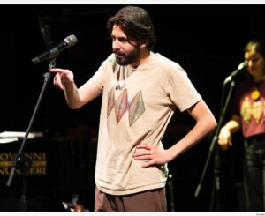 Salvador Sobral Instagram - Napoli, mi fai bene 

Sono stati tre giorni di pura connessione: Con la città meravigliosamente caotica , con la mia morosa e , certo, con vuoi, il publico . 

Grazie mille al grande @enzogragnanielloreal per lasciarmi cantare con tè, maestro .

Ci vediamo il più presto possibile per favore!!!

📸 Ernesto Albano