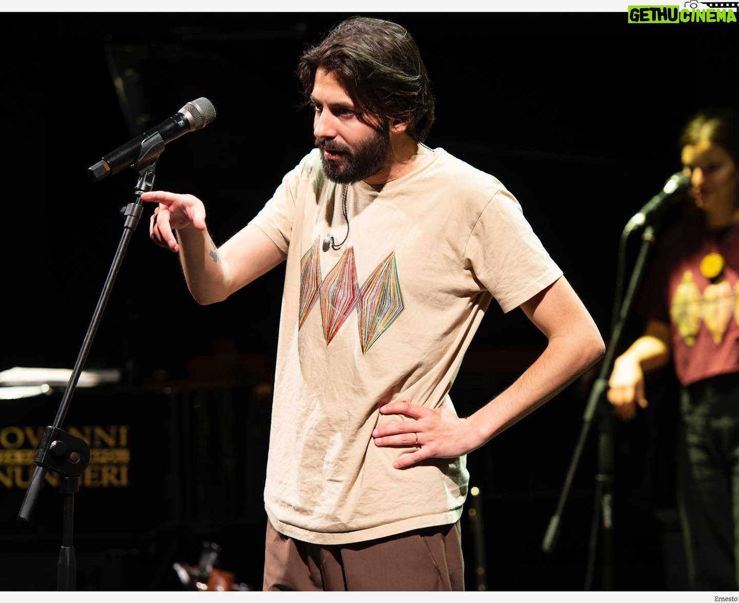 Salvador Sobral - 1.6K Likes - Napoli, mi fai bene
Sono stati tre giorni di pura connessione: Con la città meravigliosamente caotica , con la mia morosa e , certo, con vuoi, il publico .
Grazie mille al grande @enzogragnanielloreal per lasciarmi cantare con tè, maestro .
Ci vediamo il più presto possibile per favore!!!
📸 Ernesto Albano