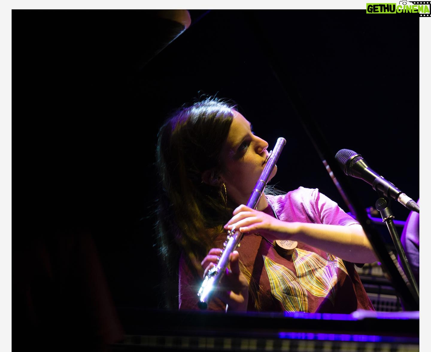 Salvador Sobral - 1.6K Likes - Napoli, mi fai bene
Sono stati tre giorni di pura connessione: Con la città meravigliosamente caotica , con la mia morosa e , certo, con vuoi, il publico .
Grazie mille al grande @enzogragnanielloreal per lasciarmi cantare con tè, maestro .
Ci vediamo il più presto possibile per favore!!!
📸 Ernesto Albano