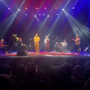 Salvador Sobral Instagram - As primeiras vezes são sempre especiais.

E a primeira vez no RECIFE foi tão especial…

E o @martins é tão especial

Quando vi os retratos fantasma do @kleber_mendonca_filho fiquei apaixonado pelo Recife à distância. Ontem pude consumar este amor.

Obrigado pelo CALOR

Até à próxima !