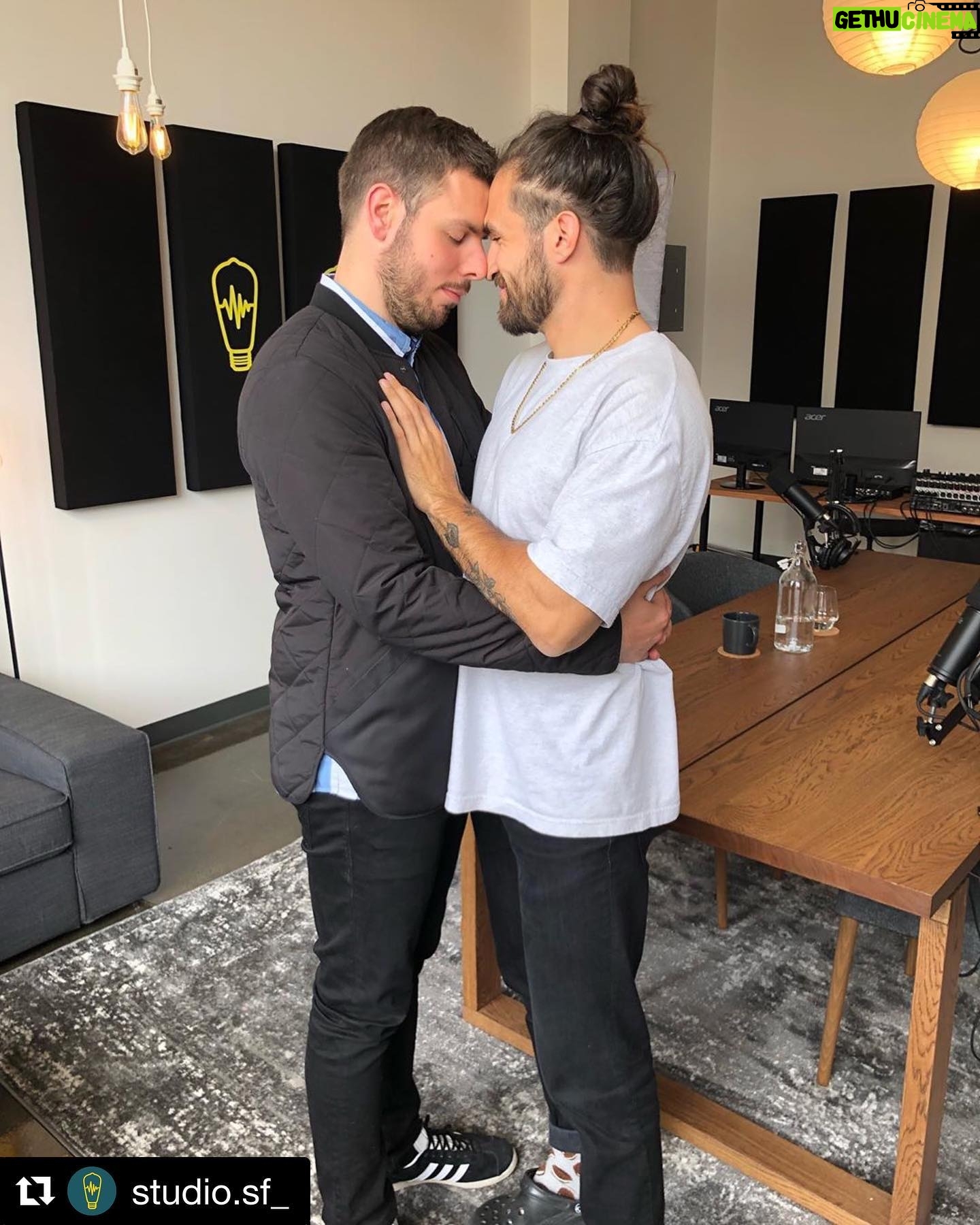 Sam Breton - 4.2K Likes - Fac on va adopter.. ❤️😉Merci pour l’invitation mon cochon et merci au @studio.sf_ pour votre merveilleux studio 😍 @jaydutemple (Lien dans sa bio) #podcast #jaydutemplediscute