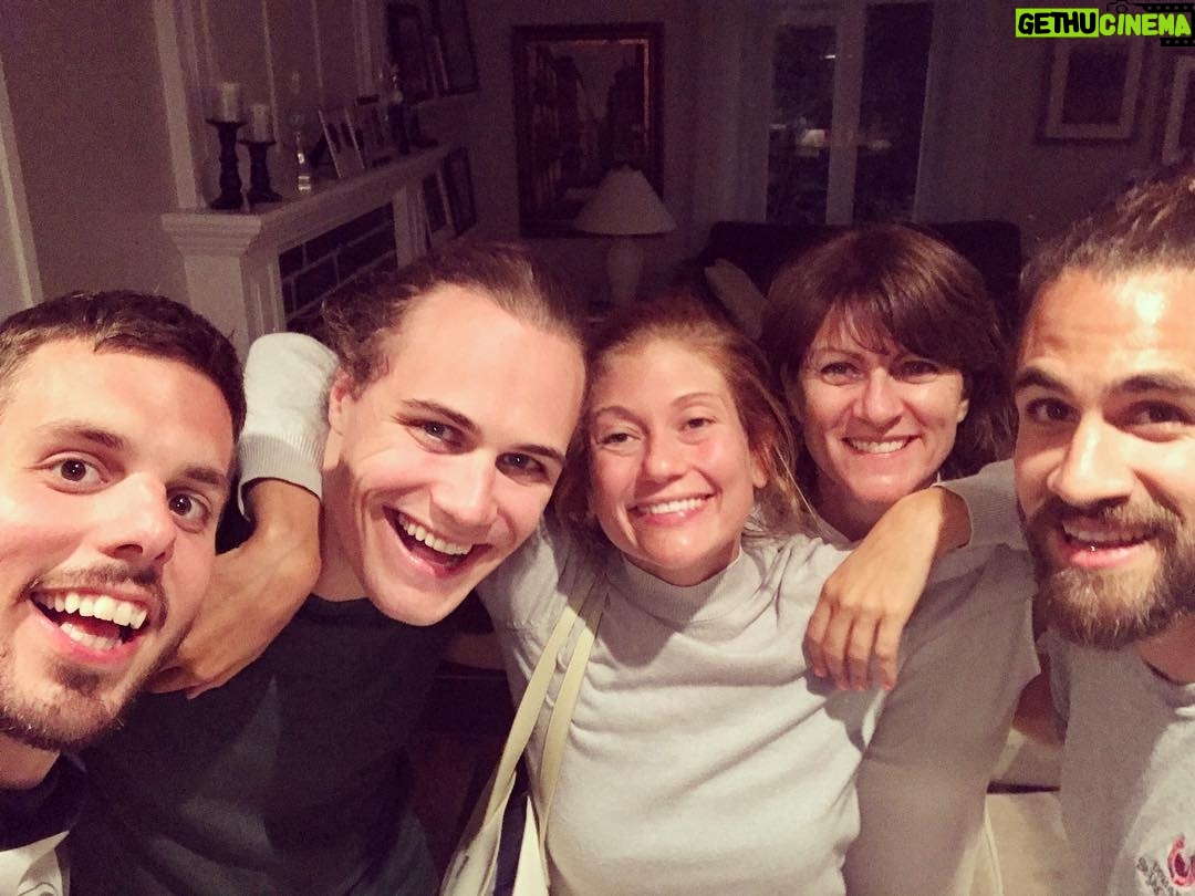 Sam Breton - 1K Likes - Nous nous sommes rencontrés à l'École de l'humour en 2011 et depuis, notre amitié ne cesse de grandir. En plus, notre 2e maman est sur la photo 😍!! #pleindamour #bff #journeedereve #bonnenuit #mamannicole #toujoursbienrecu #noussommesmixmaniaque