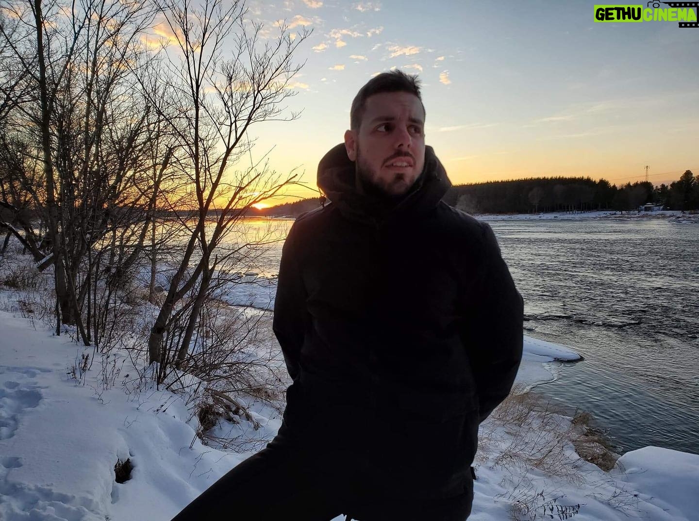 Sam Breton - 1.6K Likes - Play zir divers.