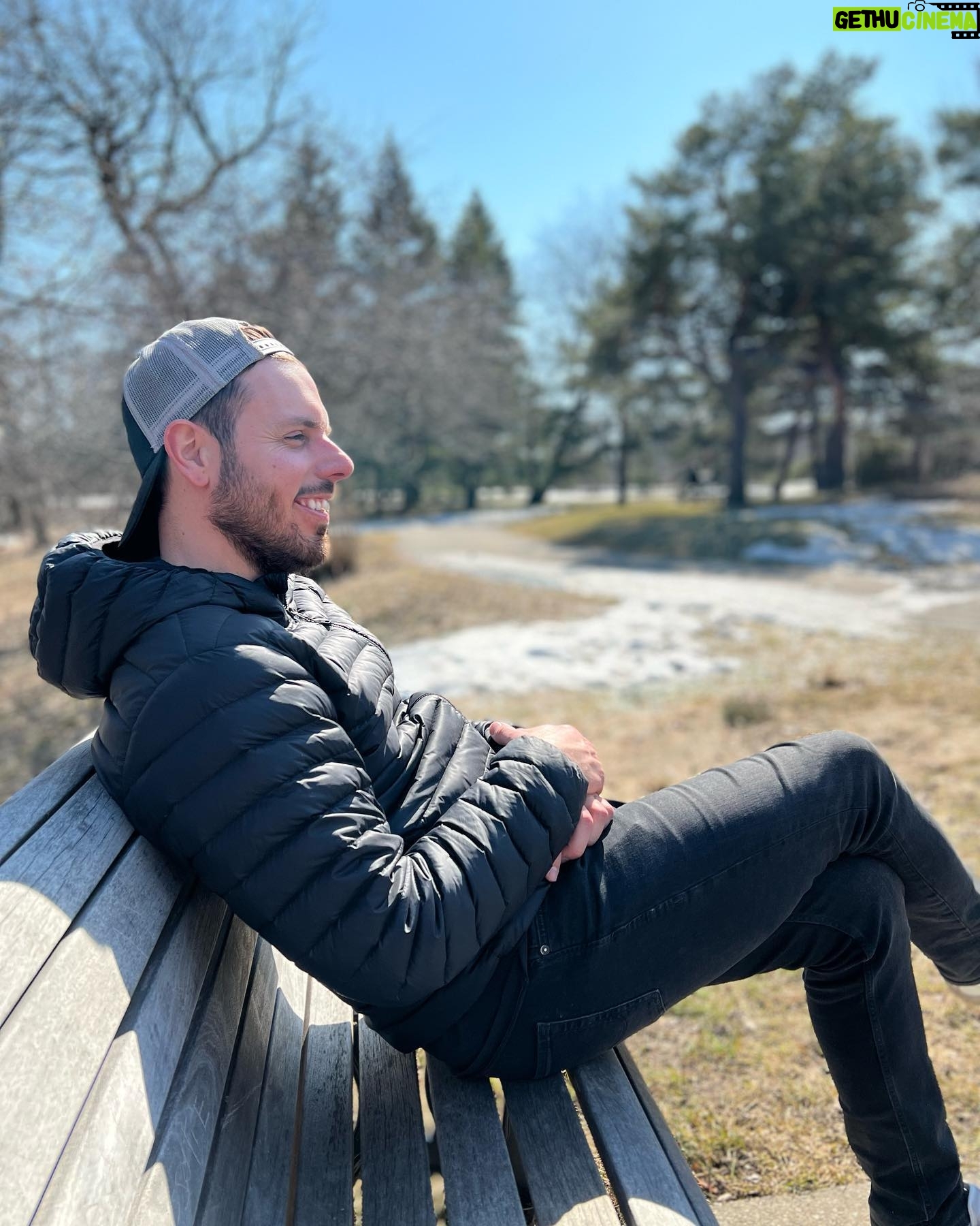 Sam Breton - 5.4K Likes - Tu peux pas jamais retenir le printemps.