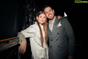 Sam Breton Instagram - Hier au gala Les Olivier, il y avait les nominations, les présentations, les trophées, les caméras, les belles personnes, mais surtout, il y avait, elle.
 
Fier de toi ma tite Kat en or. Merci d’avoir amené l’amour du pré dans la grand’ville le temps d’un soir ❤️

📸 @alexisgr
