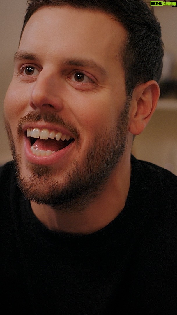 Sam Breton - 3.3K Likes - Tout va bien au party de Noël familiale, quand tout à coup, quelqu’un décide de faire un jeu..😅
