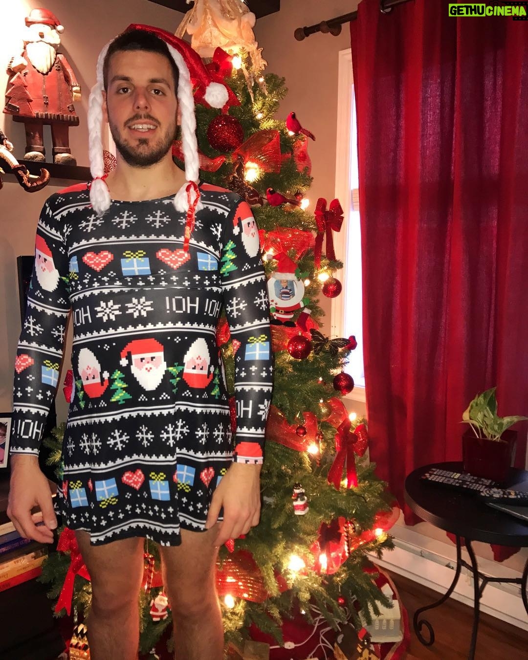 Sam Breton - 3.2K Likes - #tb à un Noël... féérique👗