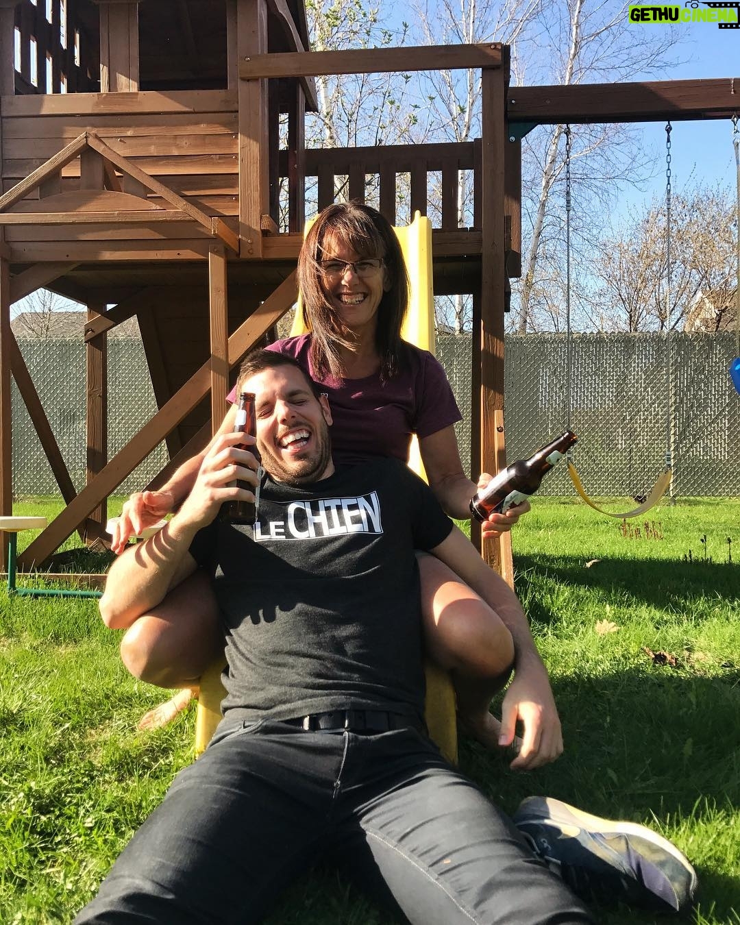 Sam Breton - 1.2K Likes - Sur cette photo vous pouvez constater l'immense plaisir que j'ai avec ma mère depuis bientôt 29 ans, mais vous pouvez surtout apercevoir une Femme qui a fait de moi l'homme que je suis.
Jt'aime la méére ❤️
