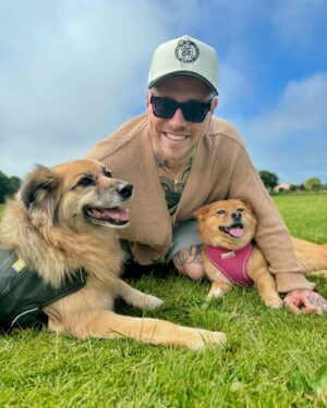 Sam Carter Instagram - MY GANG 🦊🦮

📸 @wunderdogrescue_
