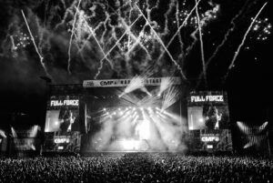 Sam Carter Instagram - Last night was a dream! Thank you @fullforcegermany 🇩🇪

One of the best crowds ever ❤️🎇

@edmasonphoto