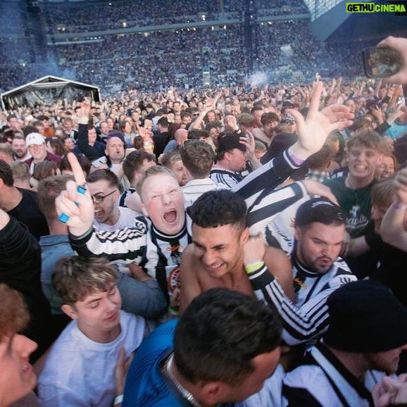 Sam Fender - 240.8K Likes - 🤍🖤🤍🖤🤍🖤
Night 1 - ST JAMES’ PARK
THANK YOU!!