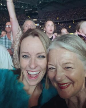 Sam Lane Instagram - Melbs time ♥️ @traceehutch @pink @emmma.rudin @timothypaullane ♥️ 🎤 🏊🏼‍♀️ 🫖 🏉 ♥️