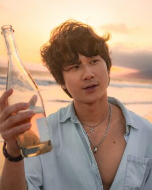 Sam Li Instagram - golden retriever energy 🤝 golden hour @ da beach 

#goldenhour #sunsetphoto #asianguy #sunsetlovers #malibubeach #californiadreaming