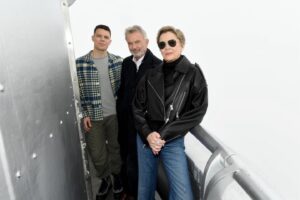 Sam Neill Instagram - APPLES NEVER FALL drops , all 7 eps , March 14. So here we are in NYC at the very tippy top of the @EmpireStatebldg with #annettebening and @misterjakelacy , with the greatest view of New York. ( Actually we could hardly see each other in the fog , but it was thrilling for all that . I hardly even got vertigo because you could only see about two feet down . )
Today is a little clearer and predictions are we will be able to see Canada from up there .
Meanwhile , let’s look forward to Annette getting an Oscar on Sunday night and our whole juicy series starting Thursday on @peacock @binge @foxtel @tvnz.official #applesneverfall