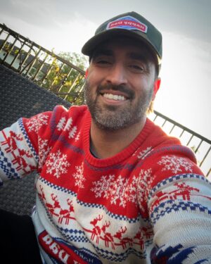 Sam Shahidi Instagram - @happydad 2022 ugly sweaters are 🔥 this year. Merry Christmas everyone!