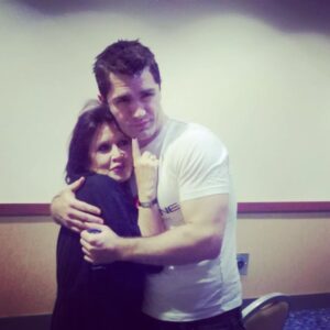 Sam Witwer Instagram - This morning - A friend kindly sent me evidence that this event did, in fact, occur.

#glitter #sparkle #princess #leia #princessleia #carrie #carriefisher #theglitterlastedfordays #itwassohardtoactcoolforthosedayswithglitteronmyface #idealtwithtwilightjokesfortherestofthecon #beinghuman