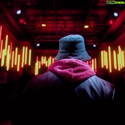 Sam the Kid - 2.7K Likes - BEYOND SUPERB | 24 Fevereiro | Disco
O Lux Frágil e a Superbock apresentam “SUMO”, uma curadoria inédita de Sam The Kid com a participação de Mãodobra, Classe Crua e Vludo.
TV CHELAS é a entidade, a plataforma, o selo onde Sam The Kid se concentrou nos últimos anos. Representa a sua independência mas também a sua vontade de partilha: mais do que nunca o Samuel Mira tem-se dedicado à produção de outros artistas e tem trabalhado em vários projectos em simultâneo. “SUMO” é a primeira apresentação, numa só noite, desse mesmo trabalho. Uma dose tripla de TV CHELAS, com concertos de MÃODOBRA (Nel’Assassin e Sam The Kid), CLASSE CRUA (Beware Jack, Sam the Kid, AMaura e DJ Maddruga) e VLUDO (Blasph, Sam The Kid e DJ Kronic), todos de seguida, a partir da 23h, na piso térreo do Lux. Depois dos concertos, já no primeiro piso, dj sets de DJ Nel’Assassin, DJ Maddruga e DJ Kronic. “Sempre esteve na minha lista de intenções criar uma noite com o Selo da TVCHELAS, só não tinha ainda descoberto a melhor maneira de o fazer. Este convite acabou por desbloquear essa ideia e acho que tem tudo para todos os intervenientes saírem a ganhar” (Sam The Kid).
Bilhetes na porta .
Mais informações e novidades para a semana .
Vídeo por @sebaztiao