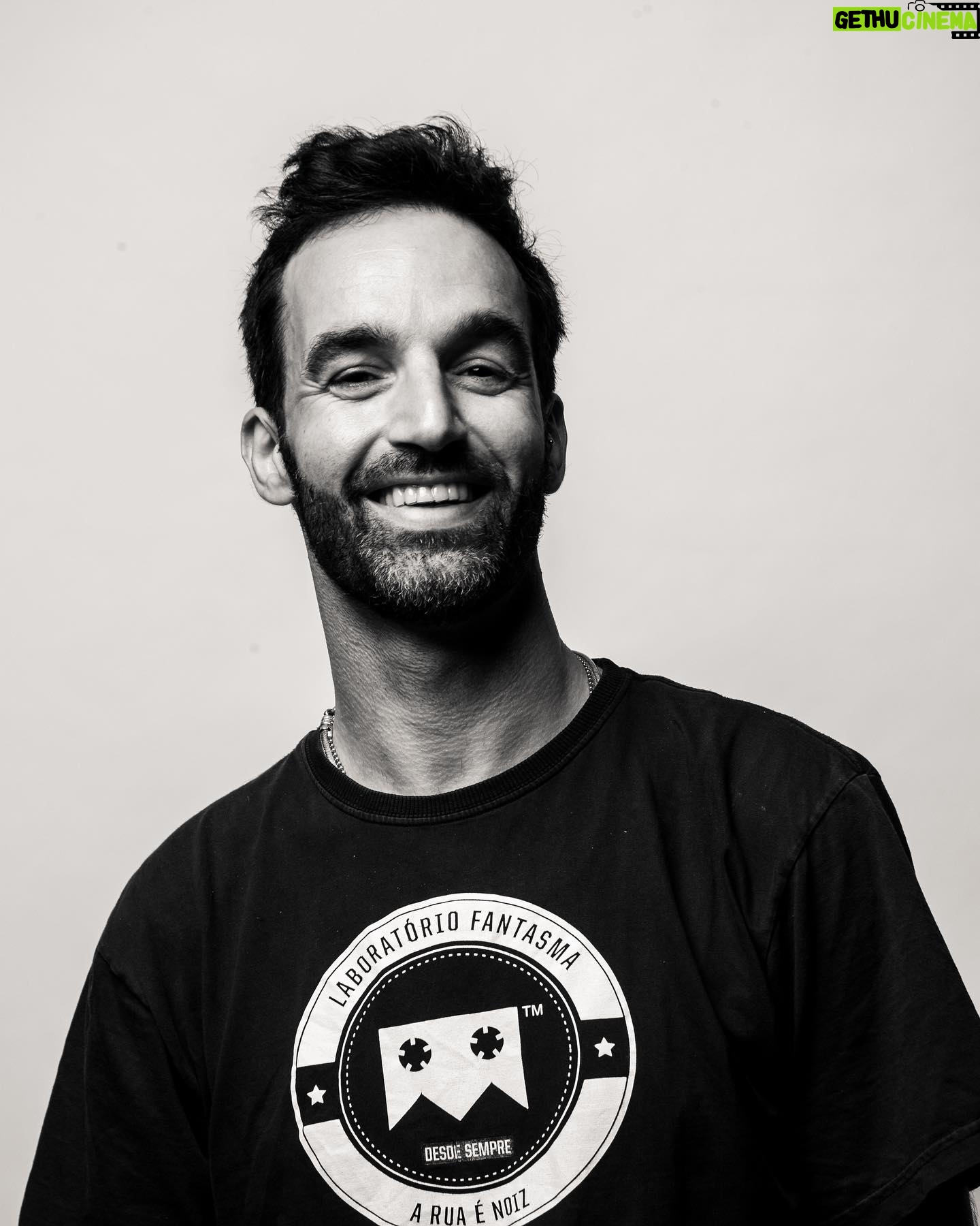 Sam the Kid - 2.9K Likes - A terceira temporada de “primeira vez” terminou . Mas não posso deixar de fazer aquele post de apreciação para a equipa que tem materializado esta ideia ao longo de três temporadas , com profissionalismo e dedicação . Obrigado a eles , aos artistas , à antena 3 , e à biblioteca de marvila .