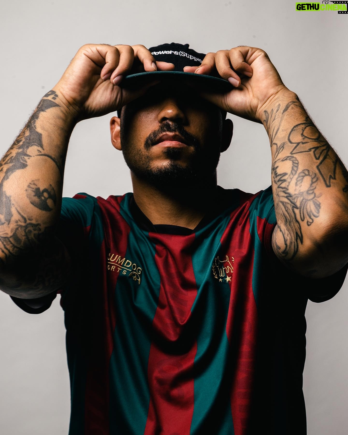 Sam the Kid - 2.9K Likes - A terceira temporada de “primeira vez” terminou . Mas não posso deixar de fazer aquele post de apreciação para a equipa que tem materializado esta ideia ao longo de três temporadas , com profissionalismo e dedicação . Obrigado a eles , aos artistas , à antena 3 , e à biblioteca de marvila .