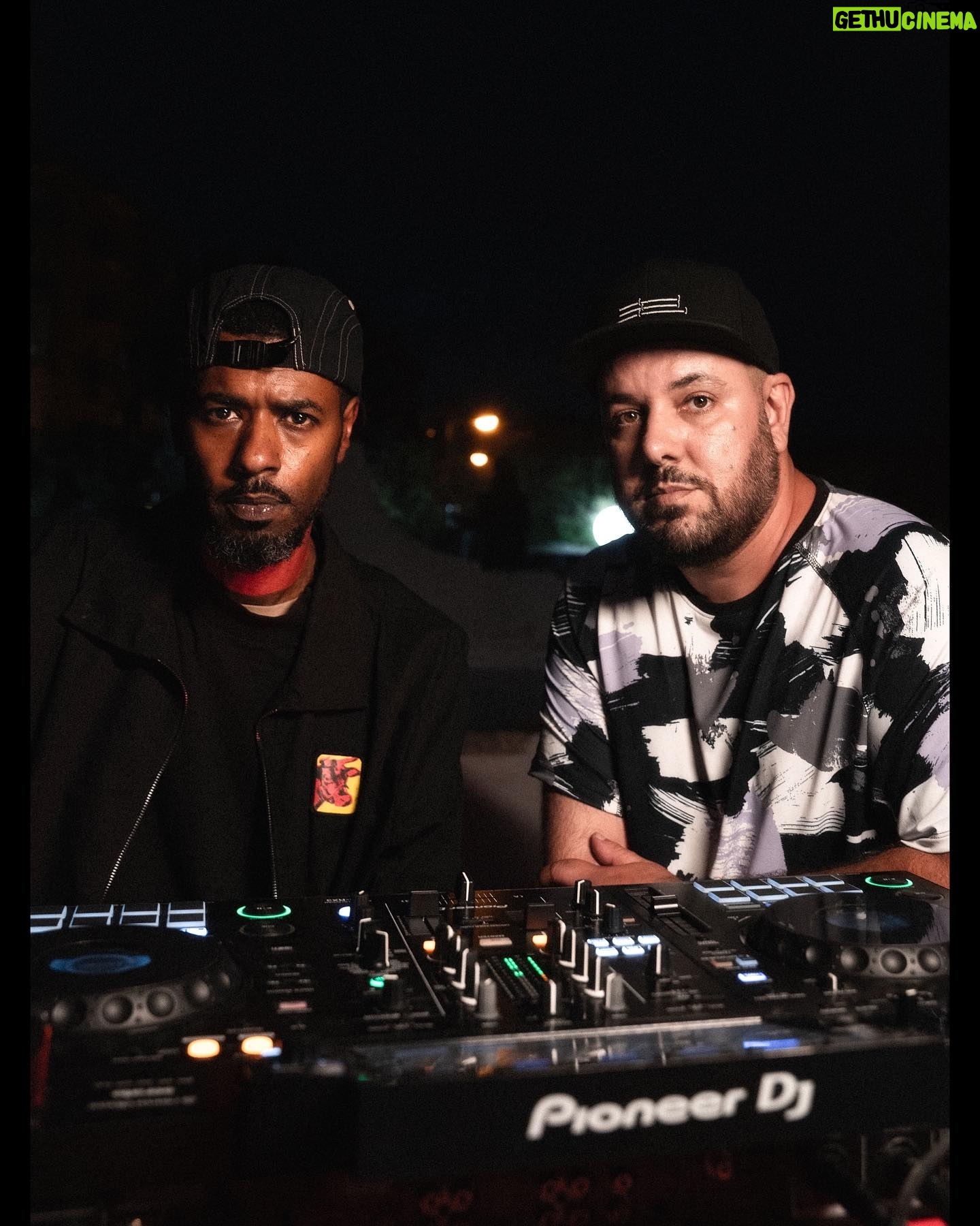 Sam the Kid - 2.2K Likes - Album release party de “bordado” de Mãodobra( Sam The kid e dj Nelassassin) na @musademarvila , conversa , celebração e muita música, com @mr__mute, Stk e @nelassassin .
O disco já está disponível em todas as plataformas digitais e fisicamente ,em cd ,com um artwork de @sebaztiao , no site loja.tvchelas.com
Obrigado a todos 🙏🏼❤️
📸 @francisco_asoares