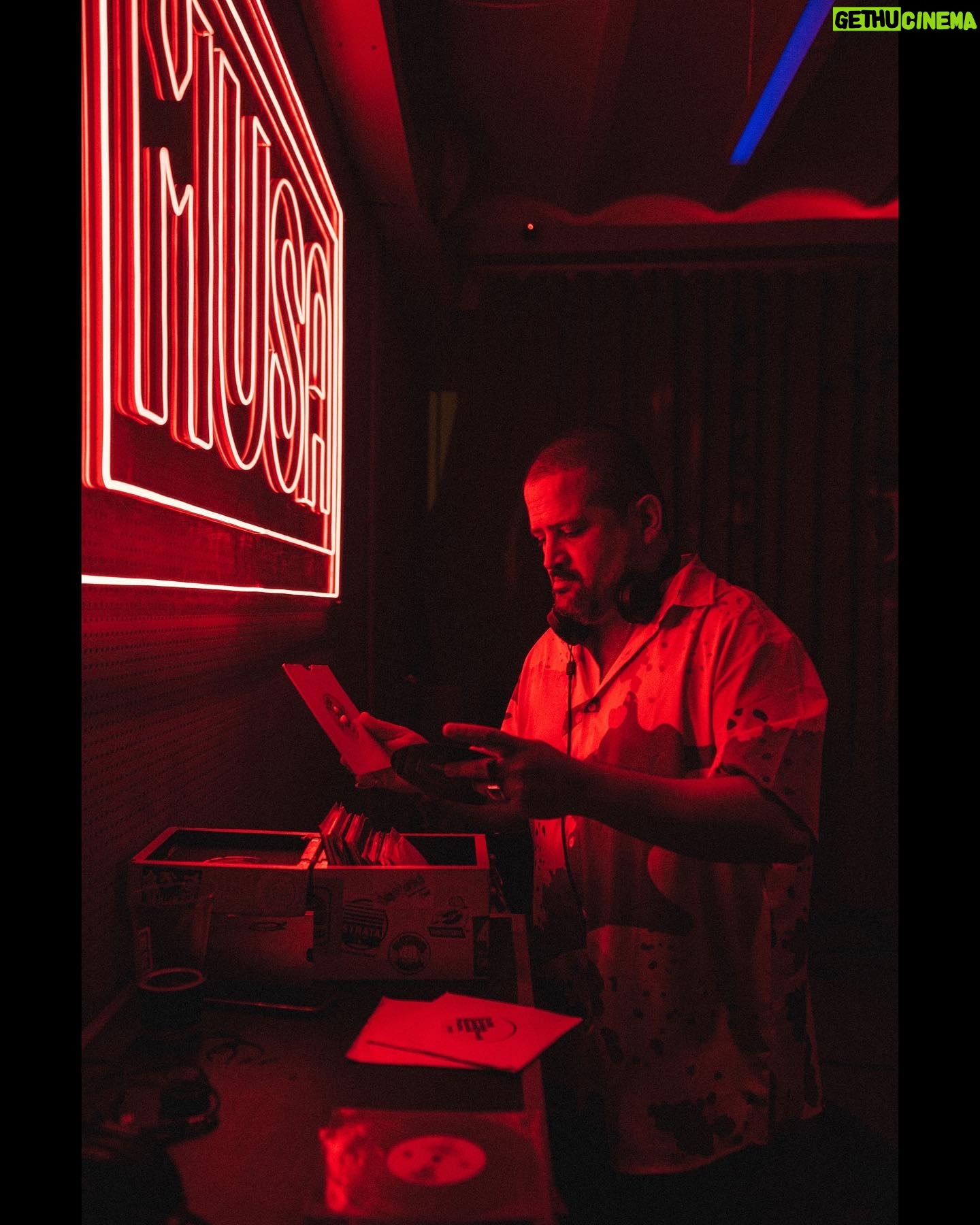Sam the Kid - 2.2K Likes - Album release party de “bordado” de Mãodobra( Sam The kid e dj Nelassassin) na @musademarvila , conversa , celebração e muita música, com @mr__mute, Stk e @nelassassin .
O disco já está disponível em todas as plataformas digitais e fisicamente ,em cd ,com um artwork de @sebaztiao , no site loja.tvchelas.com
Obrigado a todos 🙏🏼❤️
📸 @francisco_asoares