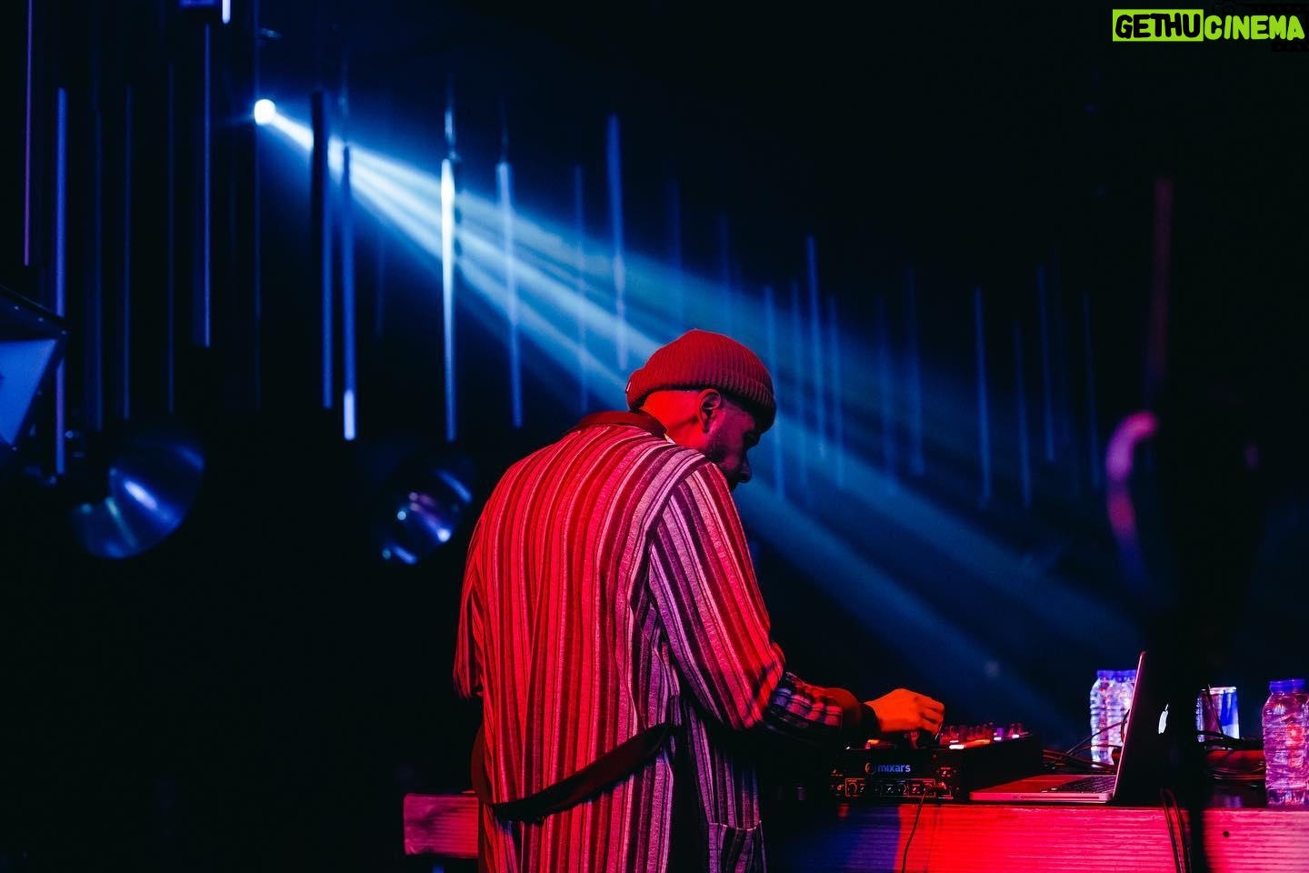 Sam the Kid - 5.7K Likes - Ontem viemos dar SUMO ao lux.
Obrigado a todos os intervenientes que fizeram esta noite especial e a todos os que compareceram para celebrar este momento . 🥤 ❤️ @tvchelas .
Fotos por @queragura