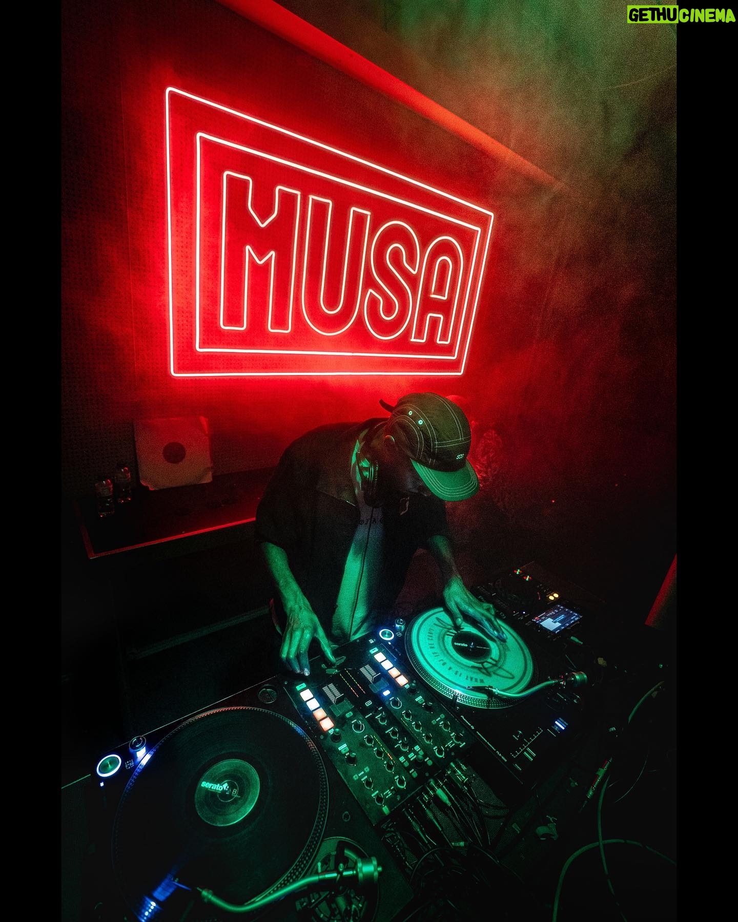 Sam the Kid - 2.2K Likes - Album release party de “bordado” de Mãodobra( Sam The kid e dj Nelassassin) na @musademarvila , conversa , celebração e muita música, com @mr__mute, Stk e @nelassassin .
O disco já está disponível em todas as plataformas digitais e fisicamente ,em cd ,com um artwork de @sebaztiao , no site loja.tvchelas.com
Obrigado a todos 🙏🏼❤️
📸 @francisco_asoares