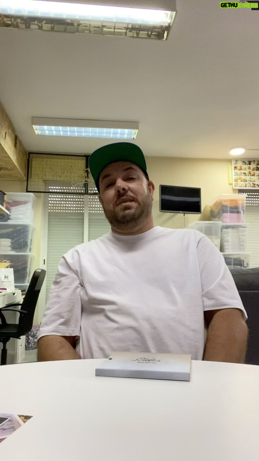 Sam the Kid - 11.2K Likes - Em mais um dia de celebração , abro uma nova gaveta e edito “quarto mágico” , uma coleção de instrumentais . Beats que deram origem a canções de vários artistas ao longo de algumas décadas .
Podem adquirir o formato físico em loja.tvchelas.com
Muito obrigado por todo o amor .
Eternamente grato . ❤️
Samuel