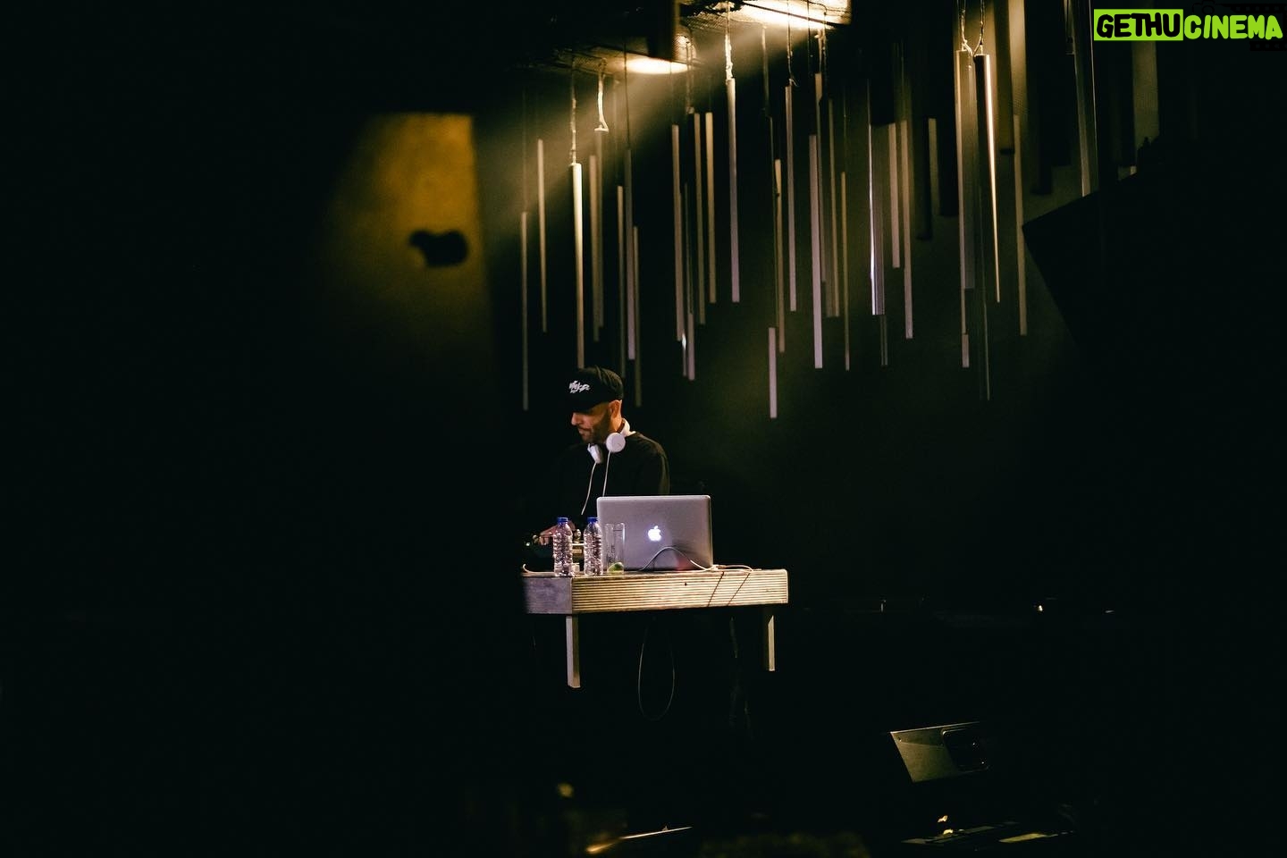 Sam the Kid - 5.7K Likes - Ontem viemos dar SUMO ao lux.
Obrigado a todos os intervenientes que fizeram esta noite especial e a todos os que compareceram para celebrar este momento . 🥤 ❤️ @tvchelas .
Fotos por @queragura