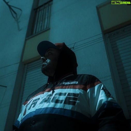 Sam the Kid - 3.7K Likes - “Vírgulas e túneis” é o Primeiro avanço do álbum que fiz com o meu mano @diluvafrankie . O projecto chama-se VLUDO , e já podem ver o vídeo realizado pelo @sebaztiao no canal de YouTube da @tvchelas . Mais umas semanas e o álbum está aí . Até já .