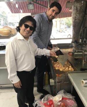 Saman Ehteshami Instagram - سیاوش عقدایی رو خیلی دوست دارم… سواد و بیان و اخلاقش به کنار، معرفت عجیبی توی جونشه … خدا نیگهش داره…خلاصه ،برای یه کاری(بزرگداشت زنده یاد جلال مقامی)به سوی محل میرفتیم، از‌گشنگی میتونستم سنگ هم بخورم…گفتم سیا بریم از این ساندویج خیلی کثیفا بخوریم… رفتیم گفتیم آقا بندری و مغز و اینا داری؟… گفت:هر چی هست همونه که جلوتونه… خودتون واسه خودتون درست کنین… مخلفاتش هم کنار آشغالاس…خدایی یکی از خوشمزه ترین ساندویچ های جهان رو خوردیم و نمیدونم چرا زنده موندیم… @siavashaghdaie
