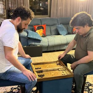 Saman Ehteshami Instagram - سی سال از اولین دیدار من با رفیقم بابک آریانپور گذشت، ما دانش آموزان مدرسه ی تلاش بودیم(یونایتت استیت دوم تجربی)سی سال خاطره رو نمیشه تو چند جمله تعریف کرد… همیشه شاد باشی…اعتراف میکنم که در  زبان اینگلیسی استاد هستی ولی تخته تمرین کن 😋🌹 @baryanpour  @ten_minutes_daily 📸: @faridmasl