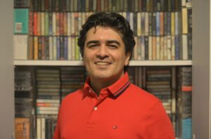 Saman Ehteshami Instagram - خدا رو صد هزار مرتبه شکر میکنم که فردا امتحان ندارم
وهمچنان خواب امتحان میبینم …معلم خوب و آدم حسابی زیاد داریم ولی خدا از کسانیکه عقده های خودشون رو روی بچه ها خالی میکنن نگذره… نمره بدین دیگه… اونیکه بخواد درس بخونه خودش میخونه