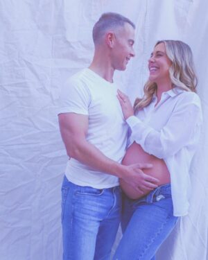 Samantha Cope Instagram - 🎄🤍 the Merriest 

📷: @handsomephotography @christinatscherer 
#babywatch #pregnancy