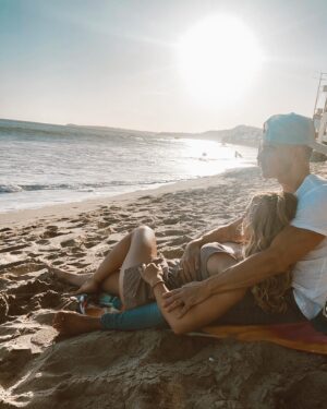 Samantha Cope Instagram - did she just post another pic from the beach with her fiancé??

yes she did 😏