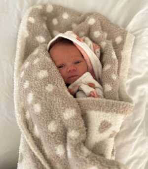 Samantha Cope Instagram - 1.16.23 🕊️💗 ~ Dylan Rose Lawrence ~  Mom, Dad and big sisters are all so smitten with you sweet girl! 

we welcomed her into this world with the most amazing midwife, everyone is happy and healthy and we are overjoyed with gratitude 🙏🏼🤍 wow what a beautiful journey. thank you for all your continued love surrounding this beautiful new life! stay tuned for baby spam xoxo