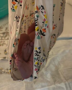 Samantha Cope Instagram - 1.16.23 🕊️💗 ~ Dylan Rose Lawrence ~  Mom, Dad and big sisters are all so smitten with you sweet girl! 

we welcomed her into this world with the most amazing midwife, everyone is happy and healthy and we are overjoyed with gratitude 🙏🏼🤍 wow what a beautiful journey. thank you for all your continued love surrounding this beautiful new life! stay tuned for baby spam xoxo