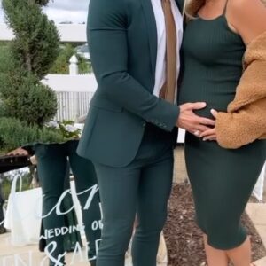 Samantha Cope Instagram - just about time to say goodbye to my favorite accessory. i will be forever grateful for the bump! 🙏🏼🤍 Can’t wait to welcome baby earth-side. If you guys saw my husband’s video yesterday you’ll know it’s apparently also time to relax my butt 😂👏🏻(go watch at @joeylawrence ) 

#babybump #bumpdate #pregnancy #baby #pregnantbelly #babywatch #newlyweds