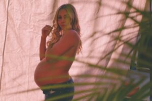 Samantha Cope Instagram - pregnancy is one amazing miracle. so thankful for this body that has carried my baby all this way 🕊️🌿

@handsomephotography 
#babybump #pregnancy #baby