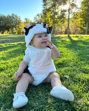 Samantha Cope Instagram - 🐮🖤the last slide tho 🥹 #halloween