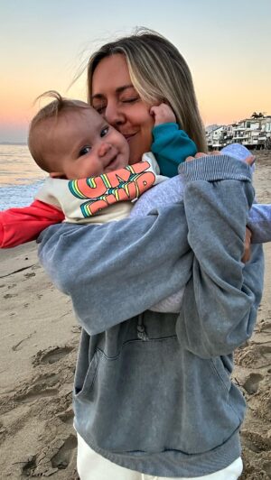 Samantha Cope Instagram - might as well make the best of these early mornings together 🩵☀️ what should we do next?!? #babygirl #earlymorning