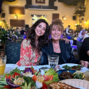 Samar Qupty Instagram - هالمشوار هاد كان بداي.
بداي لمشروع فنّي كبير ما بعرف حدود ولا دُوَل. بِعرف فنّ عربي راقي، جميل وصادق. 
بداي لتعاون مع اهم وأفخم وجوه الدراما العربّية، وجوه ربينا عليها، وكان لقاءها زي الحلم، والشّغل معها نوع من الاوفوريا.
بداي لفتح ابواب لجيل قادم، قوي، موهوب معتزّ بنفسه وبهويتُه، ليكون عنده فُرصة يكون مين ما هو كفنّان وكإنسان في أجواء بتحترمه، بتتقبّلُه وما بتطلب منّه الاعتذار. اجواء بتعطيه الفرصة الّي كنت اتمنّى وجودها إلي قبل ١٠ سنين لمّا فُتت عالم الفن.
فخورة وسعيدة وممتنّة اكون اليوم، سوا مع صديقي الفنّان الرائع اديب صفدي، في أكبر واوّل مشروع يعمل على بناء جسر فنّي بيننا وبين العالم العربي. ارسلنا مجموعة رائعة من شباب وصبايا مجتمعنا ليشاركو في ورشة حصريّة مع العملاقة الفنّانة منى واصف، ليعرفو انّو في أمل، في بَديل، وفي مجال يحسّو ونحِسّ جميعاً اننّا جزء، وانّو فنّنا وصوتنا راح يوصل عبر منصّات ترانا سواسية وأكثر. 
بالنّسبة لإلي كفناّنة يمكن مأقدرش اصلّح العالم، ولا اسيطر على كمّيات الوجع والقهر والظّلم الّي احنا موجودين فيه، بس بقدر أحارب انّو توصل كلمتي، وجودي، كياني وهويتي بالطريقة الّتي تليق بي، وهاد الباب الّي انفتح، بعد مجهود وطريق طويل، بسوى الف باب سكّروه بوجهي. 
هاي هي رسالتي. 
وبوجود زملاء معي زي اديب، وبكل تواضع،
الحدود هي السّماء @adeebsafadi
Hair by: @jozaf_hairdresser